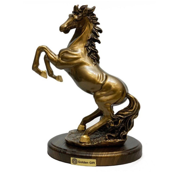 تصویر  مجسمه اسب ایستاده سکوی چوب