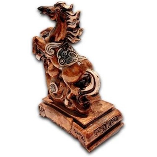 تصویر  مجسمه اسب ایستاده سکوی چوب
