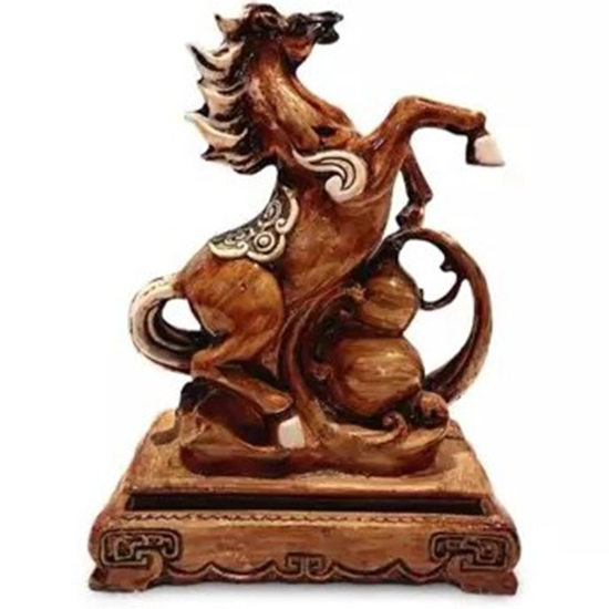مجسمه اسب ایستاده سکوی چوب