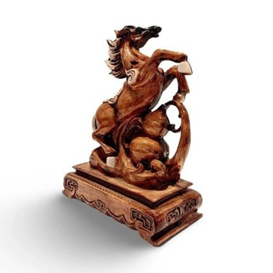 تصویر  مجسمه اسب ایستاده سکوی چوب