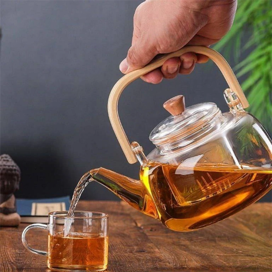 تصویر  قوری شیشه‌ای پیرکس با دسته چوبی بامبو